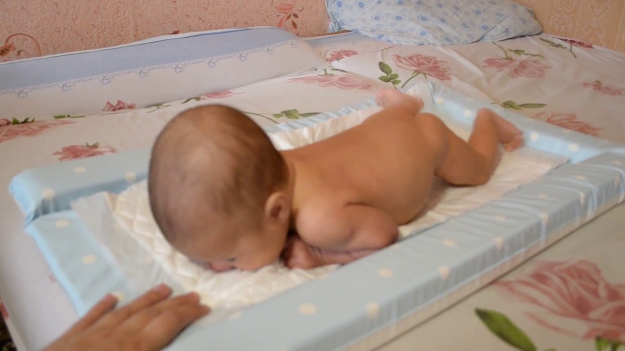 Ребенок лежит на животе 2 месяца. Ребенок на животе держит голову. Выкладывание на живот новорожденного. Ребёнок в 3 месяца в животике. Выкладывать ребенка на животик.